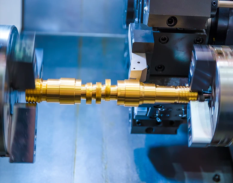 Tokarka w trakcie pracy - obróbka metali toczeniem