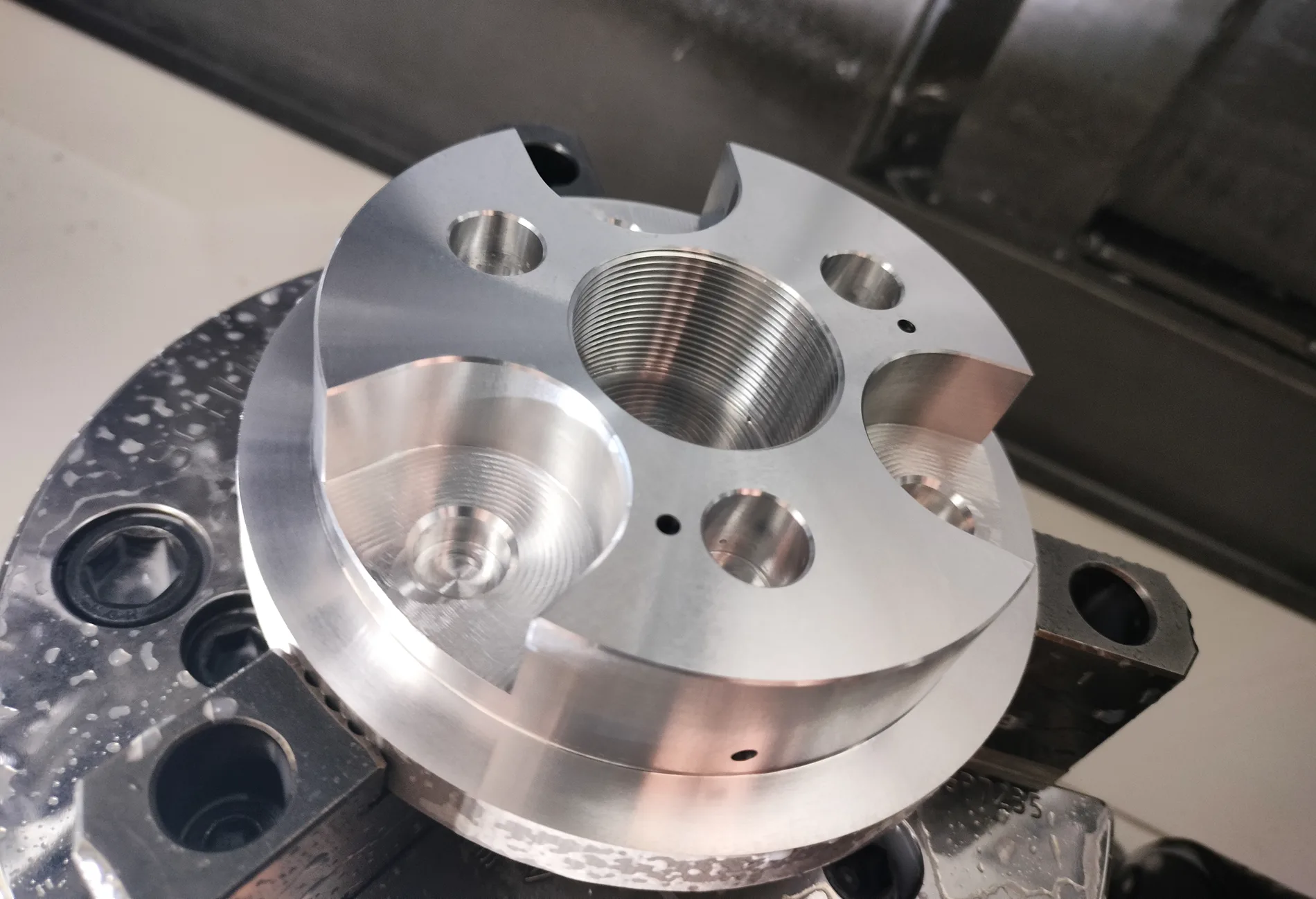 Maszyna CNC wykonuje prototyp będący początkiem produkcji seryjnej